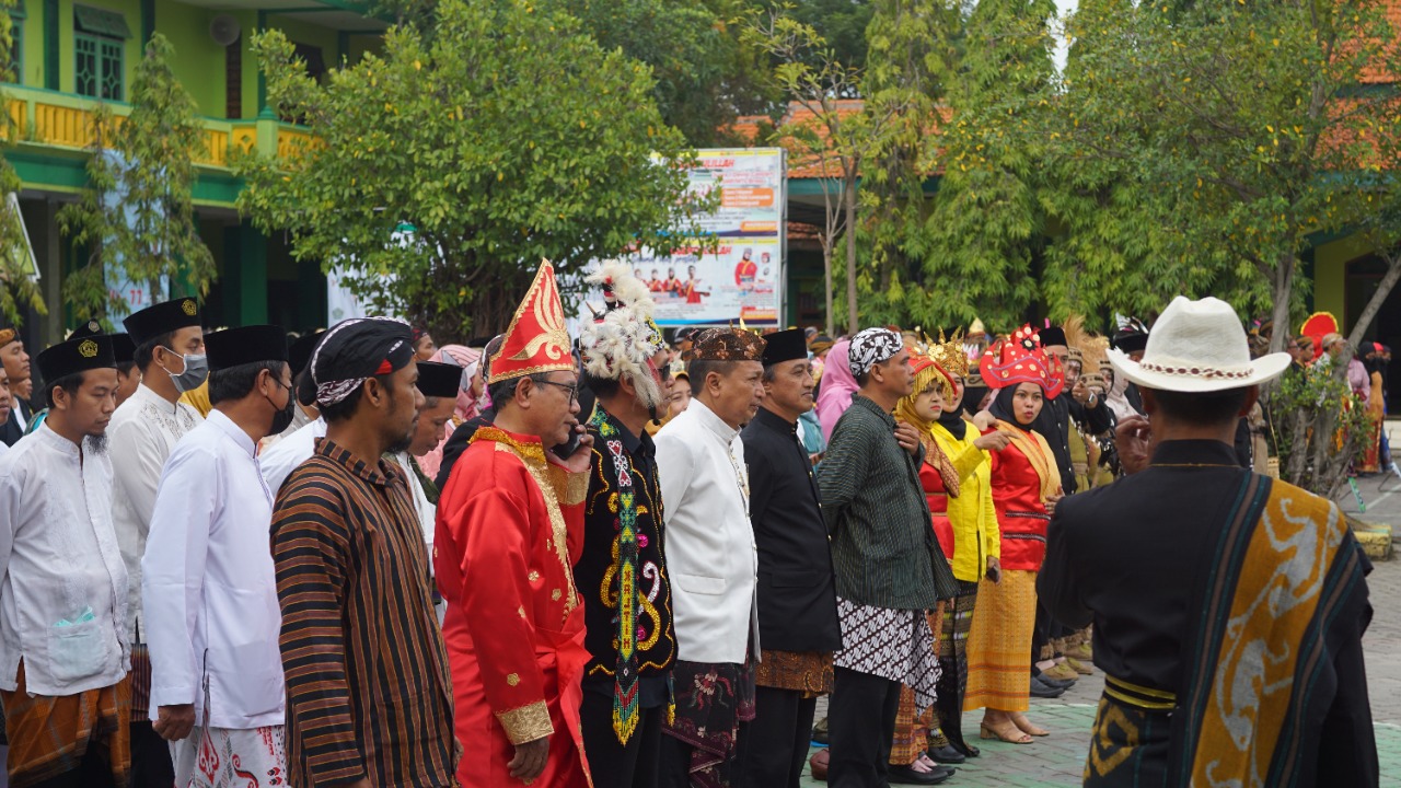 Guru Dan Pegawai Man 1 Gresik Kenakan Pakaian Adat Nusantara Dalam